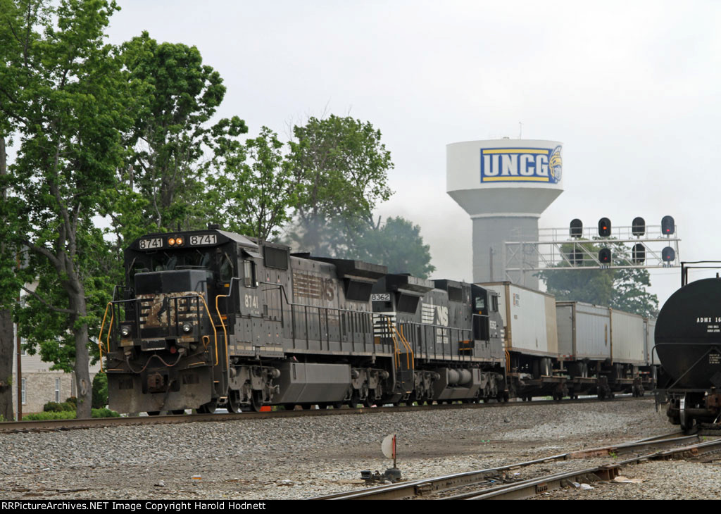 NS 8741 & 8362 lead train 218 past the signals at Aycock